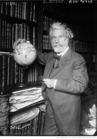 Camille Flammarion et un globe de Mars Camille Flammarion et un globe de Mars