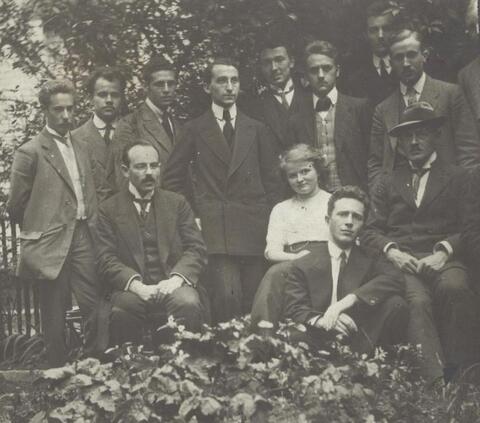 Edmund Husserl et ses étudiants dont Alexandre Koyré, assis au premier plan, à l'Université de Göttingen, 1909-1911 Edmund Husserl et ses étudiants dont Alexandre Koyré, assis au premier plan, à l'Université de Göttingen, 1909-1911