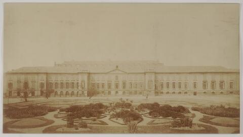 Vue de la façade de l’ancien cabinet d’histoire naturelle avant la construction de la nouvelle galerie de zoologie, 1875. Vue de la façade de l’ancien cabinet d’histoire naturelle avant la construction de la nouvelle galerie de zoologie, 1875.