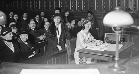 8/1/32, Mlle Suzanne Lavaud [sourde] soutient sa thèse de doctorat