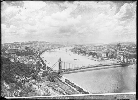  Vue générale de Budapest sur le Danube : [photographie de presse] / [Agence Rol] avril 1934, BnF, Estampes et photographie, EI-13 (2135) Source images.bnf.fr / BnF