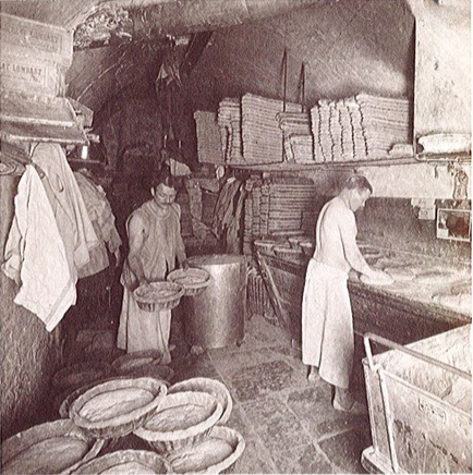 Fournil parisien, pesée et façonnage manuel 1913 dans INRA mensuel. Les dossiers _ dir. publ. Marie-Françoise Chevallier-Le Guyader 1990 Gallica_ gallica.bnf.fr / INRAE p.15 